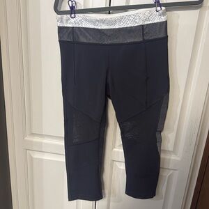 Lululemon Mesh With Me Crop Deep Coal / Desert Snake White Silver Fox